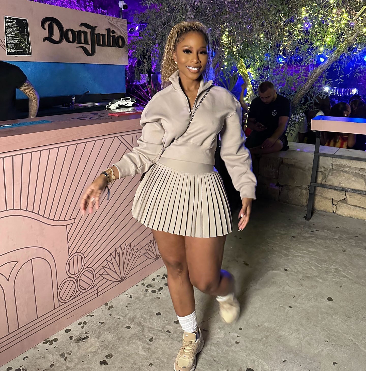 Autumn new fresh and sweet long sleeved sweatshirt, high waisted pleated short skirt, fashionable casual set