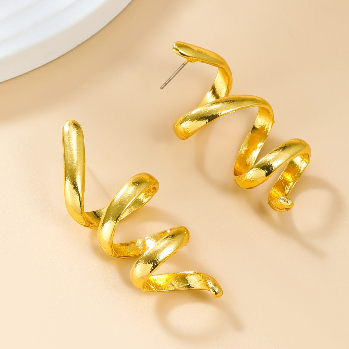 Alloy earrings for women's fashionable design with threaded metal earrings