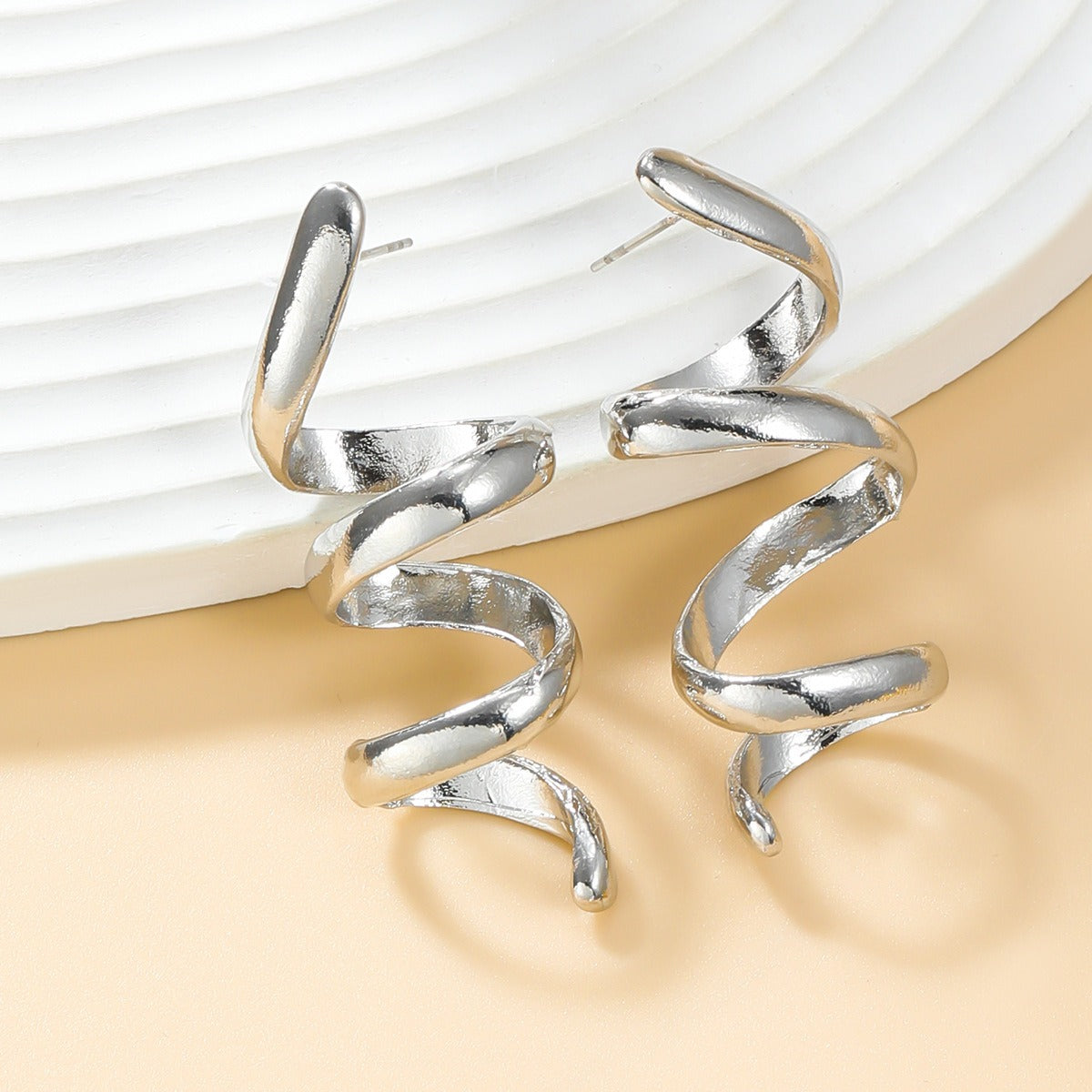 Alloy earrings for women's fashionable design with threaded metal earrings