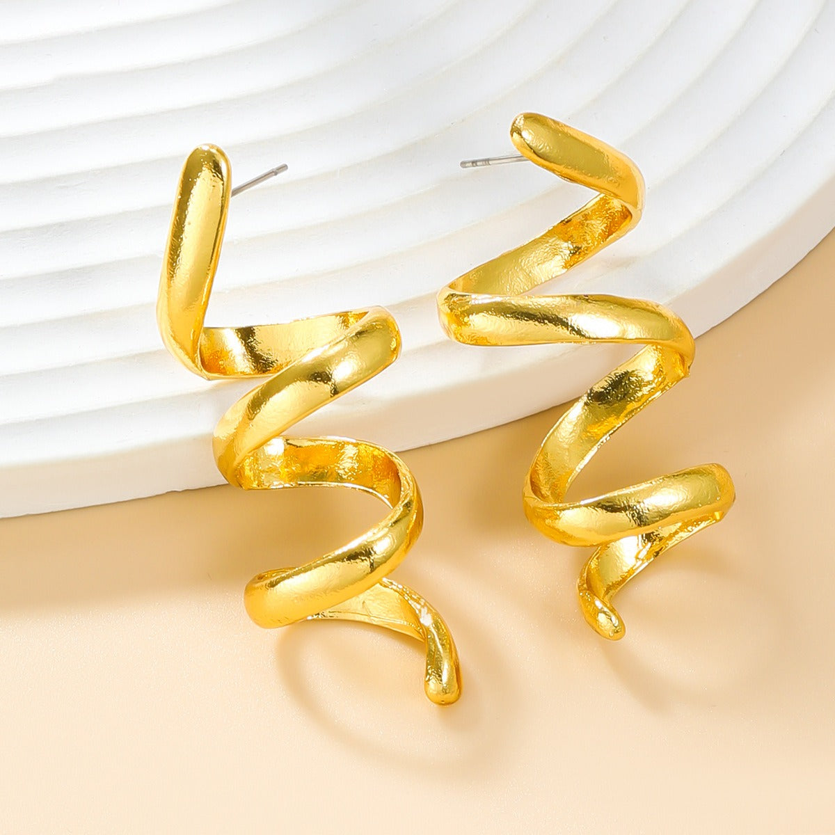 Alloy earrings for women's fashionable design with threaded metal earrings